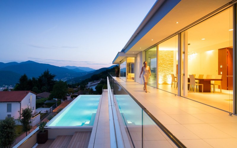 Дом Ломбардо, расположенного над озером Лугано, Швейцария.