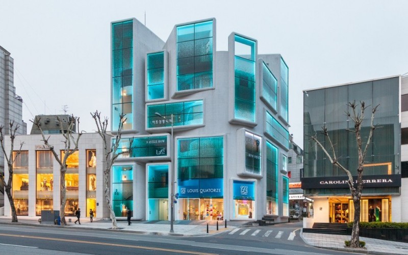 Реконструкция,  здание 1980-х годов в районе Каннам в  Сеуле, Южная Корея.