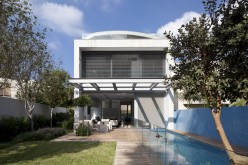 Дом расположен в пригороде Тель-Авива, Израиль.