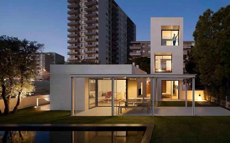 Modern Simplicity: The Exciting White Igualada N1 Residence in Barcelona, Spain
