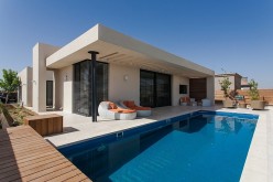 When Free Movement and Harmony Collide: Pool Family Home in Israel