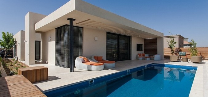 When Free Movement and Harmony Collide: Pool Family Home in Israel