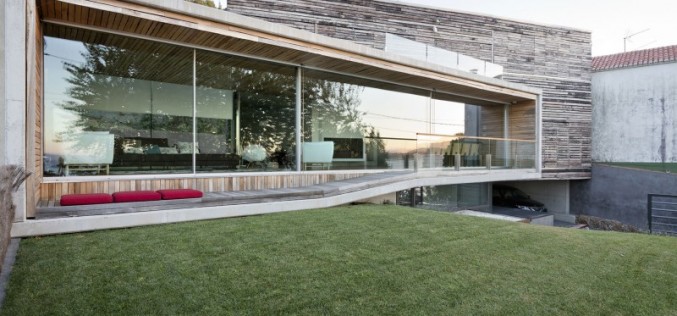Sustainable and Spectacular: Dezanove House by Iñaki Leite