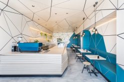 Интерьер этого кафе транслируется в геометрической панели формы