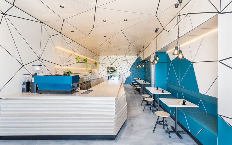 Интерьер этого кафе транслируется в геометрической панели формы