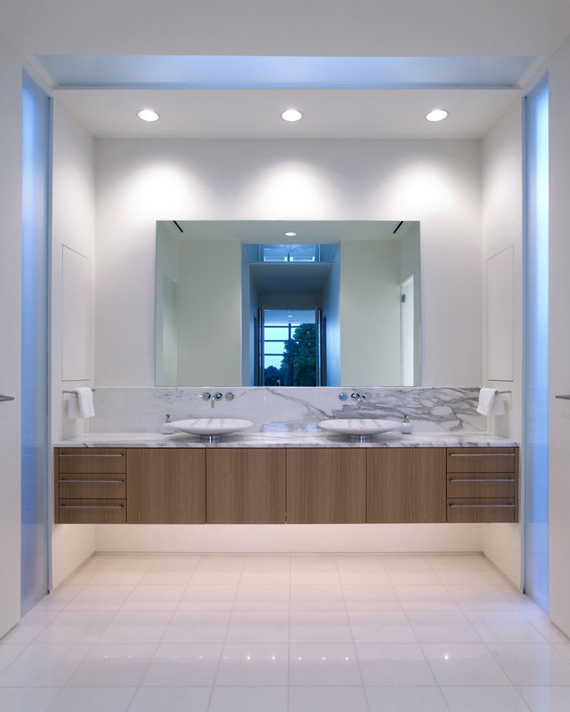 5 Bathroom Mirror Ideas For A Double Vanity // A single mirror helps to make a small bathroom seam even larger by reflecting light.