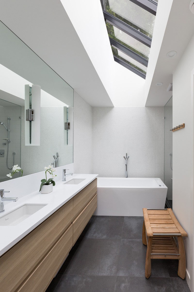 5 Bathroom Mirror Ideas For A Double Vanity // A single mirror helps to make a small bathroom seam even larger by reflecting light.