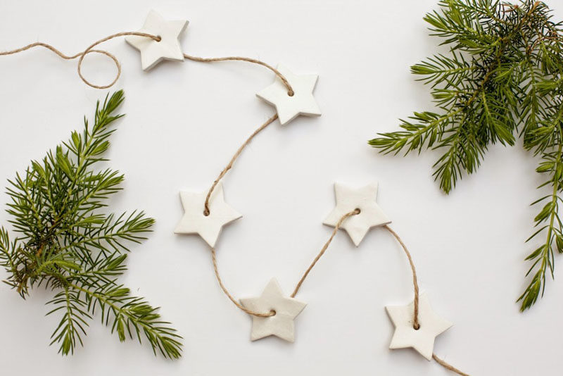 30 Modern Christmas Decor Ideas For Your Home // This simple DIY garland would be a fun and easy afternoon project to do with kids or friends.