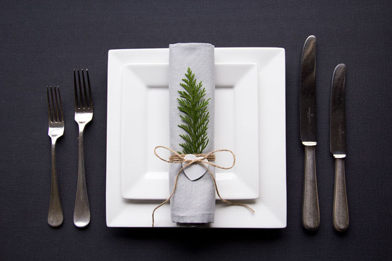 15 Inspirational Ideas For Creating A Modern Christmas Table Full Of Natural Elements // This simple set up shows that holiday place settings don't have be extravagant to look festive and elegant.