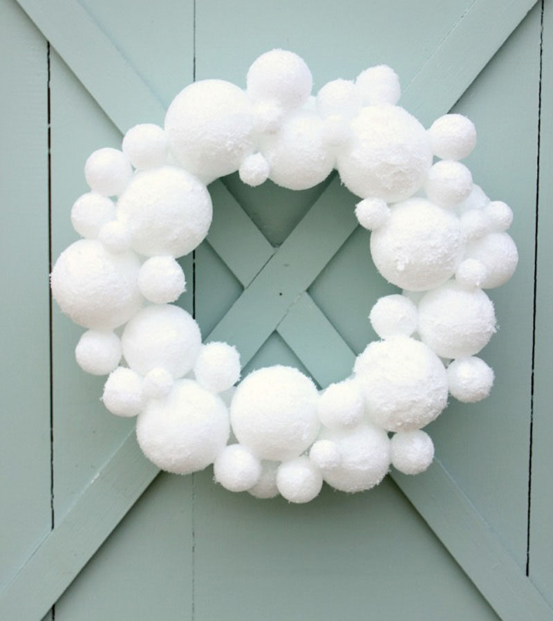 21 Modern Wreaths To Decorate Your Home With This Holiday Season // Create a wreath out of snowballs that will never melt using styrofoam balls.