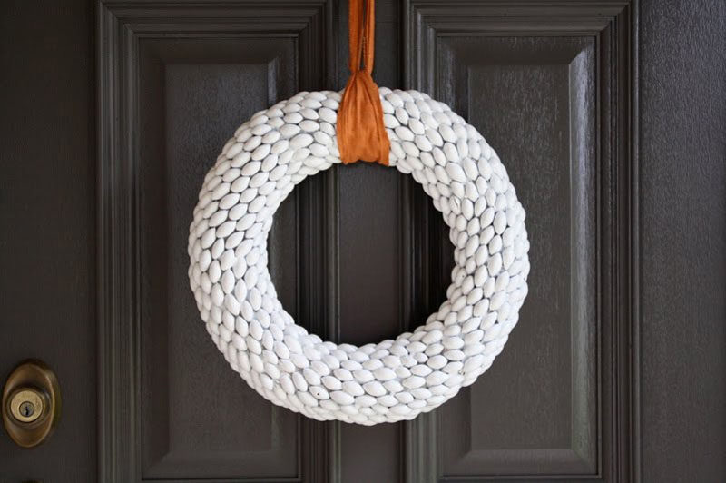 21 Modern Wreaths To Decorate Your Home With This Holiday Season // Painted acorns on this holiday wreath create a unique texture and a long lasting piece of winter decor.