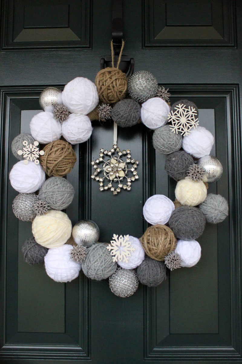 21 Modern Wreaths To Decorate Your Home With This Holiday Season // This wreath would be the perfect addition to the front door of any avid knitter or crocheter.