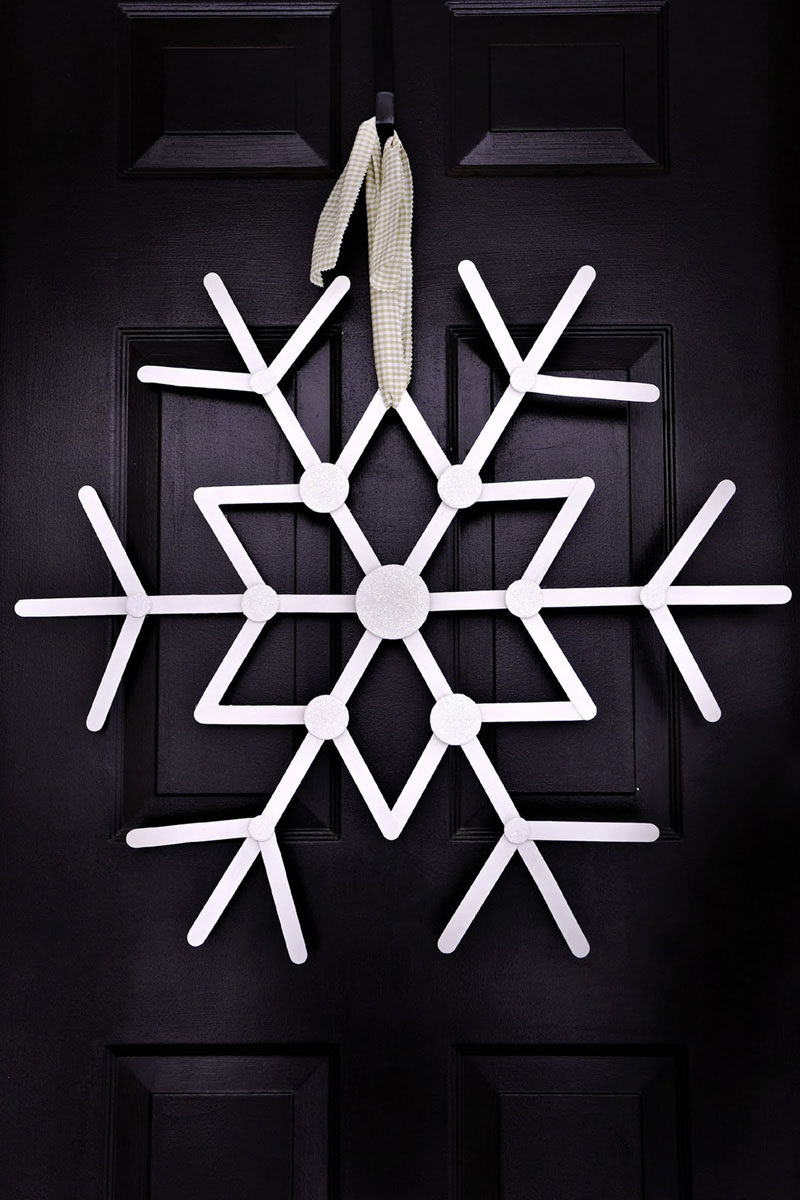 21 Modern Wreaths To Decorate Your Home With This Holiday Season // You can still have a white Christmas even if you don't get any snow with this simple snowflake wreath.