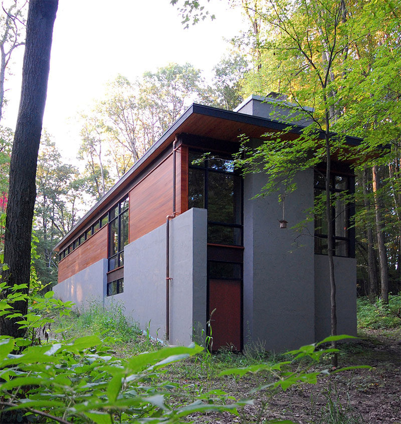 18 Modern House In The Forest // Tucked into the greenery of the forest, the homes was designed as a quiet retreat.