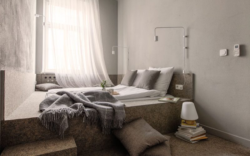 Маленькая спальня дизайн идеи – от стены до стены встроенные платформы кровать