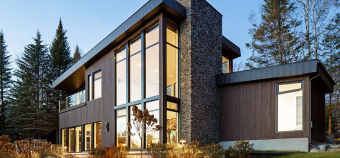 Этот современный дом у озера в Канаде имеет кузов одетые в древесину, камень, и металл