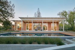 Эта древесина многослойная и наклонным современный дом на крыше был предназначен для жизни в Силиконовой долине, Калифорния
