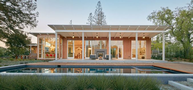 Эта древесина многослойная и наклонным современный дом на крыше был предназначен для жизни в Силиконовой долине, Калифорния