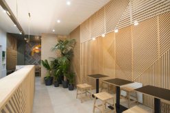 Идеи декора стен – это ресторан, покрывавших ее стены с деревянными панелями, которые выглядят как абстрактные линии искусства
