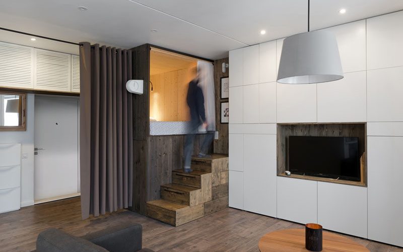 Маленькая квартира дизайн идея – поднял спальня позволяет ящиком для хранения