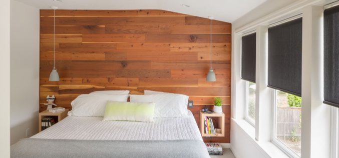 Идеи дизайна спальни деревянной акцентной стены за кроватью с плавающей тумбочке